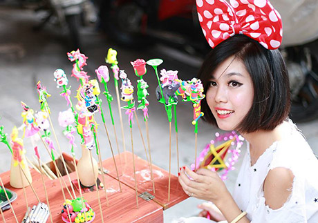 Tranh thủ dịp này, các thiếu nữ muốn lưu giữ cho mình những khoảnh khắc thật đẹp và ấn tượng. Do đó, nhiều bạn đã thuê nhiếp ảnh gia để chụp ảnh cho mình.