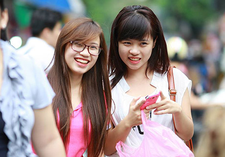 Tuy nhiên, việc chụp ảnh của các bạn trẻ gặp phải trở ngại từ một số chủ cửa hàng bán đồ chơi.