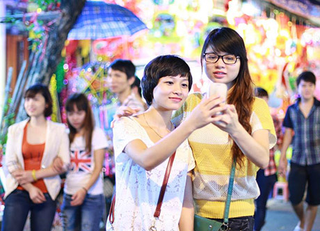 Các chủ hàng này lo ngại các cô gái sẽ gây phiền hà cho công việc 13Win22 com hiện đang mở của họ nên đã treo biển cấm chụp ảnh.