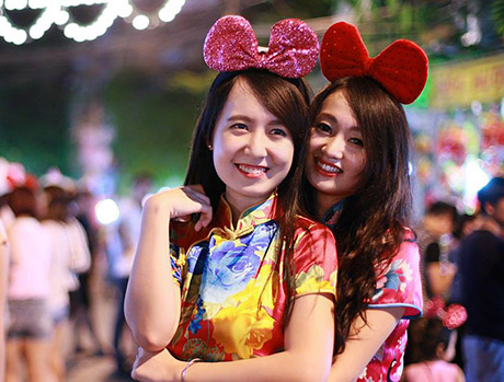 Treo biển cấm, thiếu nữ vẫn nô nức chụp ảnh phố Trung thu.