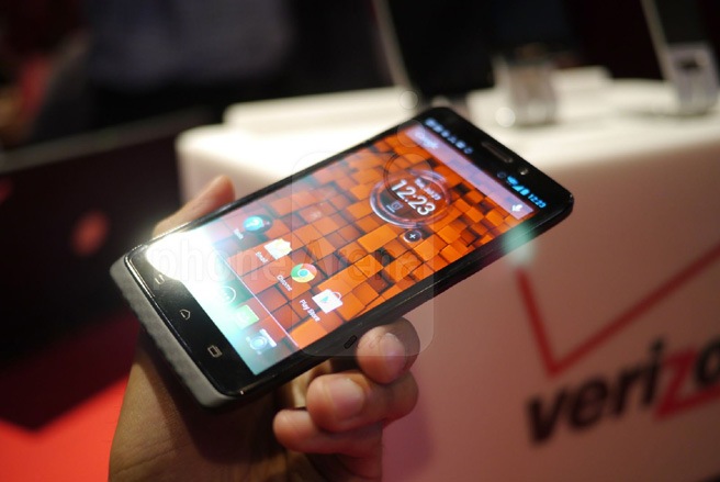 Motorola Droid Maxx  Mức đánh giá của Cnet: 4,5 sao Giá tham khảo: 11,8 triệu đồng  Droid Maxx là một trong số những mẫu smartphone đáng chú ý của Motorola. Trong đó, điểm nổi trội nhất của sản phẩm này là dung lượng pin lên tới 3.500 mAh đủ khả năng giúp người dùng sử dụng với cường độ trung bình trên 48 giờ.   Về cấu hình, Droid Maxx có màn hình OLED 5 inch, độ phân giải 720 p, camera 10 Megapixel.  Droid Maxx sử dụng chip 8 nhân được đóng gói một CPU 2 nhân tốc độ 1,7 GHz, 4 nhân đồ họa, 1 nhân tính toán theo ngữ cảnh và 1 nhân dành cho việc xử lí ngôn ngữ tự nhiên. Loại chip này giúp Droid Maxx có khả năng xử lý mạnh hơn 24% và hiệu năng đồ họa gấp 2 lần so với những thế hệ trước đó - Ảnh: Phone Arena.  (*) Mức đánh giá cao nhất của Cnet là 5 sao