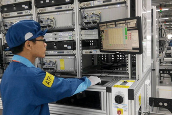 Kỹ thuật viên điều chỉnh các thông số liên quan đến dây chuyền sản xuất.