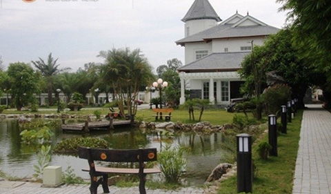 Biệt thự triệu đô của đại gia Cao Tiến Đoan (Thanh Hóa) được xây dựng theo kiểu kiến trúc châu Âu với màu sơn trắng phủ toàn bộ. Dinh thự của đại gia này tọa lạc trên khu đất rộng hơn 50.000m2 (5ha), được chia thành nhiều khu vực.