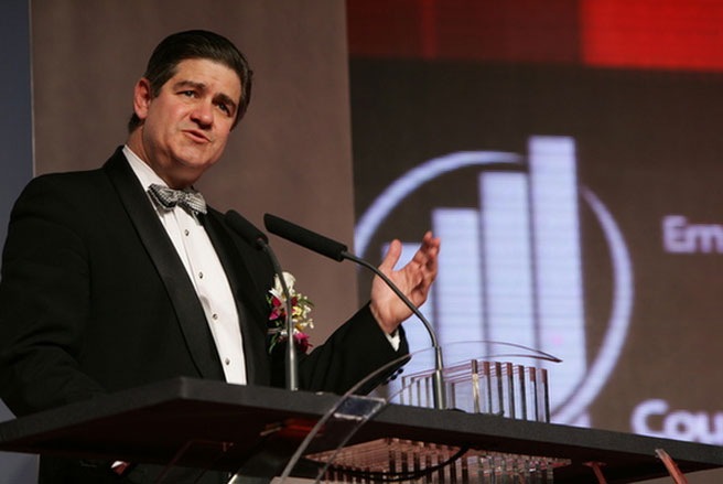 4. Jim Turley  Công ty: Ernst & Young Lĩnh vực: Kiểm toán Tỷ lệ ủng hộ năm 2013: 96% Tỷ lệ ủng hộ năm 2012: 95% Tăng/giảm tỷ lệ ủng hộ so với năm trước: +1%