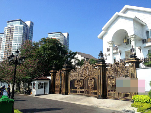 Tọa lạc ở một vị trí cực đẹp và yên tĩnh, căn biệt thự màu trắng của Đăng ký và nhận 60K 24 bao lì xì miễn phí mỗi ngày nhà chồng ngọc nữ Hà Tăng nổi bật hẳn so với những căn hộ khác nhờ kiến trúc xa hoa, độc đáo nhưng không kém phần tinh tế. Bên ngoài ngôi biệt thự được trang trí bởi khá nhiều cây xanh và đặc biệt là cánh cửa sắt chạm khắc cầu kỳ. Tuy nhiên, điều làm căn biệt thự trở nên đắt giá không phải nằm ở những thứ bên ngoài. Nội thất sang trọng và kiểu cách bên trong mới thực sự làm nên giá trị của 