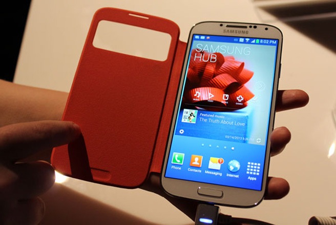 Samsung Galaxy S4  Mức đánh giá của Cnet: 4,5 sao Giá tham khảo: 13,45 triệu đồng  Tổng quan: Được trang bị bộ vi xử lí Exynos 5 Octa 8, Samsung Galaxy S4 có khả năng vận hành tốt các tác vụ mà vẫn đảm bảo tiết kiệm điện năng tiêu thụ. Bởi lẽ bên trong con chip này thực chất là bốn nhân ARM Cortex-A15 dành cho các tác vụ nặng và bốn nhân Cortex-A7 để giải quyết những chuyện nhẹ nhàng hơn, giúp cân bằng giữa thời lượng dùng pin và hiệu năng cho thiết bị.  Samsung Galaxy S4 được trang bị màn hình Full HD Super AMOLED 5 inch, mật độ điểm ảnh 441 ppi. Camera trước và sau của máy có độ phân giải lần lượt là 2 Megapixel và 13 Megapixel. Máy chạy Android 4.2.2 cùng giao diện TouchWiz của hãng - Ảnh: Tech.