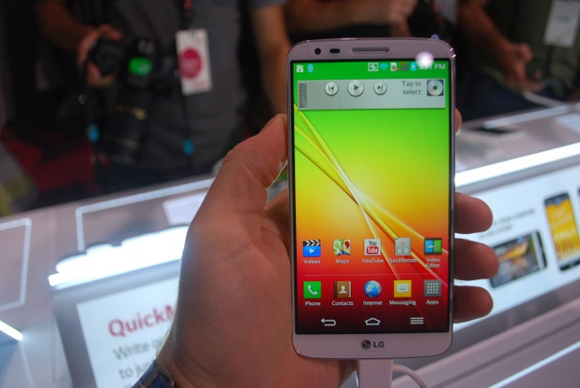 LG G2  Mức đánh giá của Cnet: 4 sao Giá tham khảo: 14,49 triệu đồng  Tổng quan: LG G2 được trang bị màn hình IPS độ phân giải Full HD 1.920 x 1.280 pixel với mật độ điểm ảnh lên đến 423 ppi. Màn hình của LG cho góc nhìn rộng, với độ sai lệch màu hầu như không có khi nhìn từ mọi góc độ. Góc nhìn nghiêng rộng, độ tương phản và khả năng hiển thị màu đen đều rất tốt.  Sản phẩm được trang bị chip Snapdragon 800 với 4 nhân tốc độ 2,3 GHz và RAM 2 GB. Camera 13 megapixel với công nghệ OIS trên G2 cho chất lượng ảnh khá. Máy hỗ trợ quay phim Full HD với tốc độ 60 khung hình/giây. Sản phẩm được cài đặt sẵn hệ điều hành Android 4.2.2 - Ảnh: Tech.