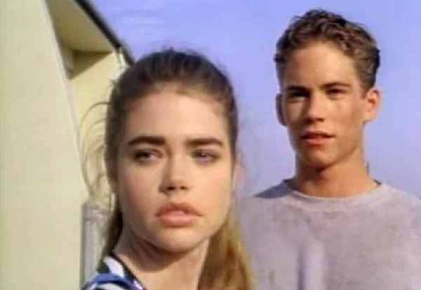 Người đẹp Denise Richards là cô bạn gái nổi tiếng đầu tiên của Paul Walker. Cả hai gặp nhau lần đầu trên trường quay bộ phim 
