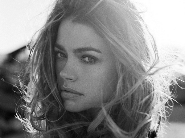 Denise Richards nổi tiếng với vai Bondgirl trong tập phim 