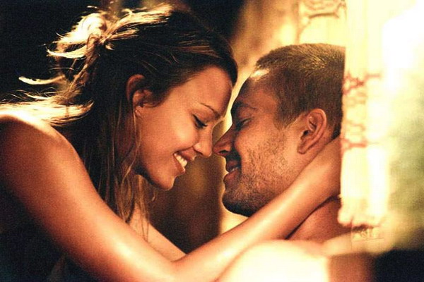 Cả hai bí mật hẹn hò trong hơn một năm. Paul hơn Jessica tám tuổi. Đến khi cả hai chia tay, các fan mới được biết về chuyện tình này và nhiều người tỏ ra nuối tiếc cặp 