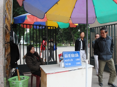 Tiền thu từ v&eacute; v&agrave;o cửa C&ocirc;ng vi&ecirc;n Thống nhất l&agrave; 1,2 tỷ đồng/năm. ảnh: Minh Tuấn