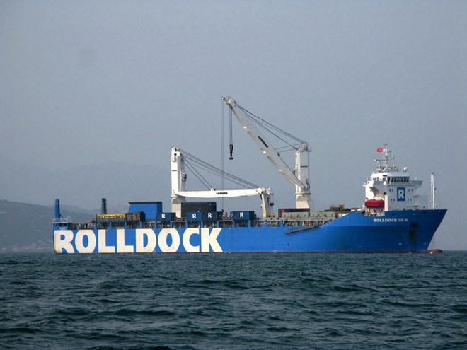 &agrave;u Rolldock Sea chở theo t&agrave;u Kilo neo đậu tại Vịnh Cam Ranh (Ảnh: Ti&ecirc;n Minh/TTXVN)