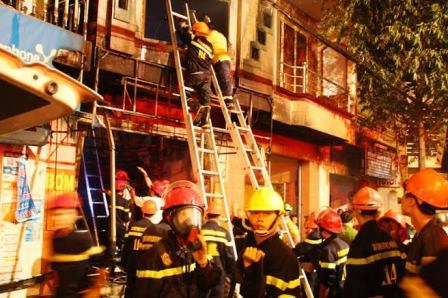 hiện trường vụ ch&aacute;y 5 người chết