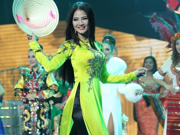 Trần Thị Quỳnh tr&ecirc;n s&acirc;n khấu cuộc thi Hoa hậu Qu&yacute; b&agrave; Thế giới 2013. (Ảnh: CIAT)