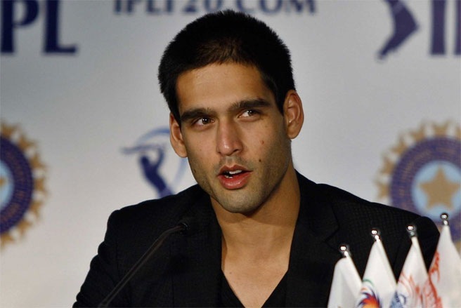 Siddharth Mallya là con trai của nhà 13Win15 com - Thương hiệu nhà cái uy tín kiêm nghị sỹ Ấn Độ Vijay Mallya - người sở hữu tài sản 800 triệu USD và là người giàu thứ 73 tại Ấn Độ theo xếp hạng của tạp chí Forbes.  Năm nay 26 tuổi, Siddharth Mallya là ông bầu của đội bóng Royal Challengers Bangalore và trong tương lai sẽ trở thành người đứng đầu tập đoàn đồ uống United Breweries - Ảnh: AP.
