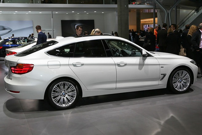 BMW 3 Series  Giá khởi điểm: 33.475 USD  Không phải là 7 Series hay 6 Series, dòng xe của BMW được giới nhà giàu Mỹ ưa chuộng nhất lại là model 3 Series. Theo Edmunds, đây là chiếc xe phổ biến nhất ở Coral Gables, Florida, khu vực có nhiều người nghỉ hưu giàu có thích sống ẩn dật, tránh xa sự chú ý của dư luận hoặc thích sum họp cùng các con, cháu.