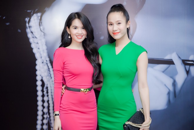 Thái Hà diện váy ôm kín đáo và không kém phần nổi bật khi đứng cạnh Ngọc Trinh.