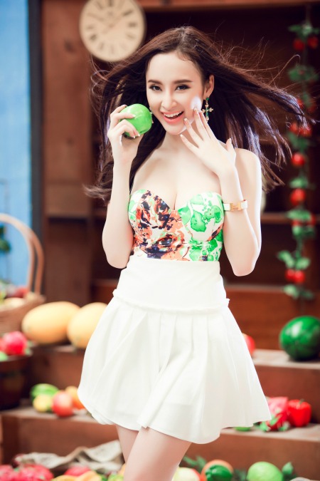 Mẫu váy trơn cạp cao đang phổ biến trong thời trang Xuân hè 2014.