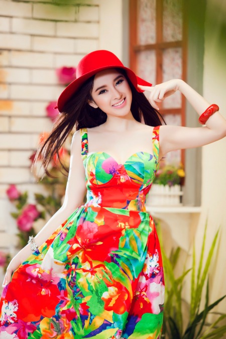 Bộ ảnh do nhiếp ảnh gia Lê Thiện Viễn thực hiện. Make up: Phan Dũng. Stylist: Đỗ Long.