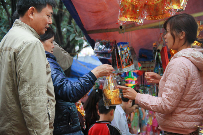 Đến hẹn lại lên, những ngày đầu năm mới người dân ở khắp nơi lại đổ về đền Bà Chúa Kho để cầu lộc với quan niệm “ Đầu năm vay bà, cuối năm trả nợ”, 