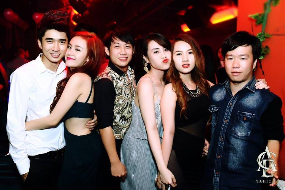 Bà Tưng đã xuất hiện cực nóng bỏng với bộ đầm đen bó sát khoe eo thon và thân hình quyến rũ, trong dịp sinh nhật người quản lý cũng là người bạn thân thiết Lucy của mình.