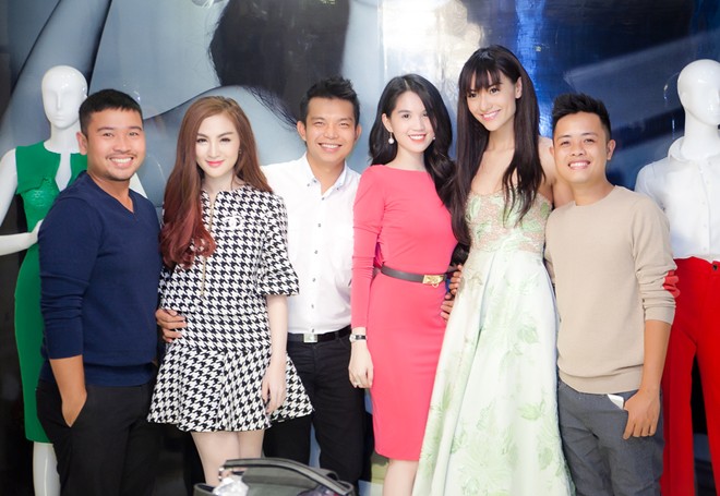Ngọc Trinh chụp ảnh cùng ê-kíp của mình.