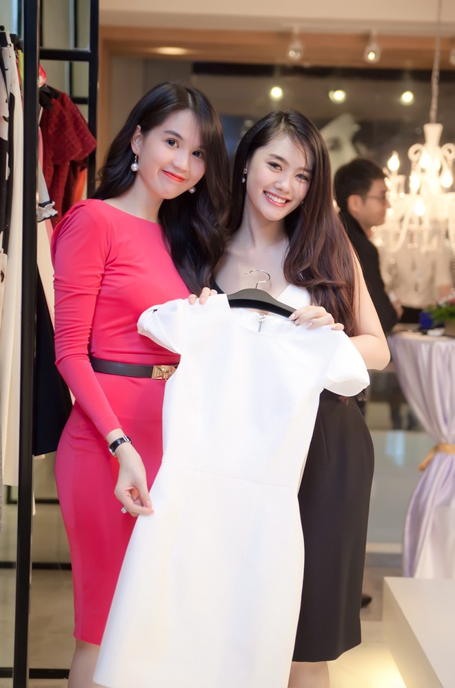 Á hậu phụ nữ Việt Nam qua ảnh - Linh Chi - không thể vắng mặt trong ngày vui của đàn chị. Cô còn chọn mua một số sản phẩm mới phù hợp với phong cách thanh lịch, nữ tính.