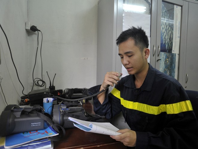 Trực thông tin Vũ Mạnh Tường kiểm tra công tác liên lạc tới các địa điểm trực.
