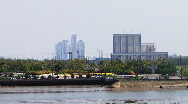 Tết Nguyên đán Giáp Ngọ năm nay,  TP.HCM sẽ có 6 điểm bắn pháo hoa, trong đó có 1 điểm bắn pháo hoa tầm cao tại bờ sông Sài Gòn phía quận 2. Điểm bắn pháo hoa tầm cao này được thực hiện tại khu vực đầu hầm Thủ Thiêm, sát bên cạnh sông Sài Gòn.