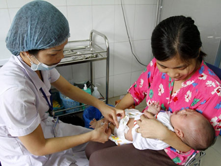 Nhiều phụ huyng kh&ocirc;ng muốn cho con m&igrave;nh ti&ecirc;m vắc xin Quinvaxem