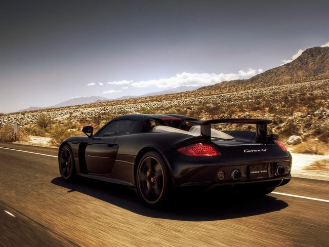Porsche Carrera GT được xuất thân từ “Dự án 980”, dự án phát triển siêu xe của hãng Porsche để cạnh tranh với dàn siêu xe đương thời như Ferrari Enzo, Mclaren Mercedes SLR,....