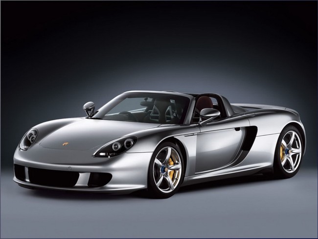Chiếc Carrera GT được trang bị hàng loạt những đồ chơi, công nghệ cao cấp nhất của Porsche khi đó với sức mạnh đáng nể : động cơ V10 dung tích 5,7 lít, đạt công suất 612 mã lực tại 8.000 vòng/phút, Carrera GT có khả năng tăng tốc 0-100 km/h chỉ sau 3,9 giây. Khi được bán ra, chiếc xe có giá lên tới 450.000 USD.