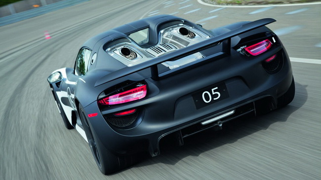 Xét về sức mạnh, chiếc Carrera GT khó có thể so sánh với Lamborghini Aventador LP700-4 hay Ferrari F12 Berlinetta, những siêu xe tối tân với sức mạnh và khả năng vận hành tuyệt vời. Thậm chí khả năng tăng tốc của xe còn kém cả Nissan GT-R, siêu xe giá rẻ của Nhật Bản có khả năng tăng tốc 0-100km/h mất 3,6 giây trong khi có giá bán khởi điểm chỉ 78.000 USD.
