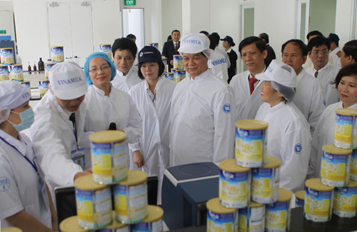 Thủ tướng Nguyễn Tấn Dũng trong lần đi thăm nh&agrave; m&aacute;y sữa bột của Vinamilk