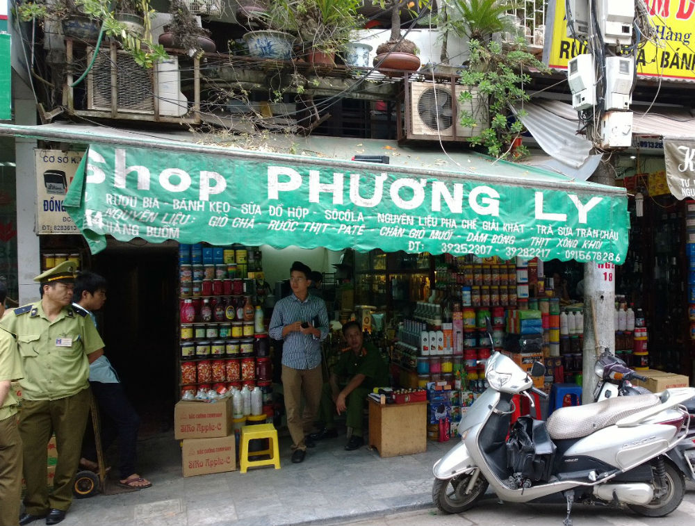 Nhiều cửa h&agrave;ng tr&ecirc;n phố H&agrave;ng Buồm - H&agrave; Nội bị kiểm tra, thu giữ h&agrave;ng