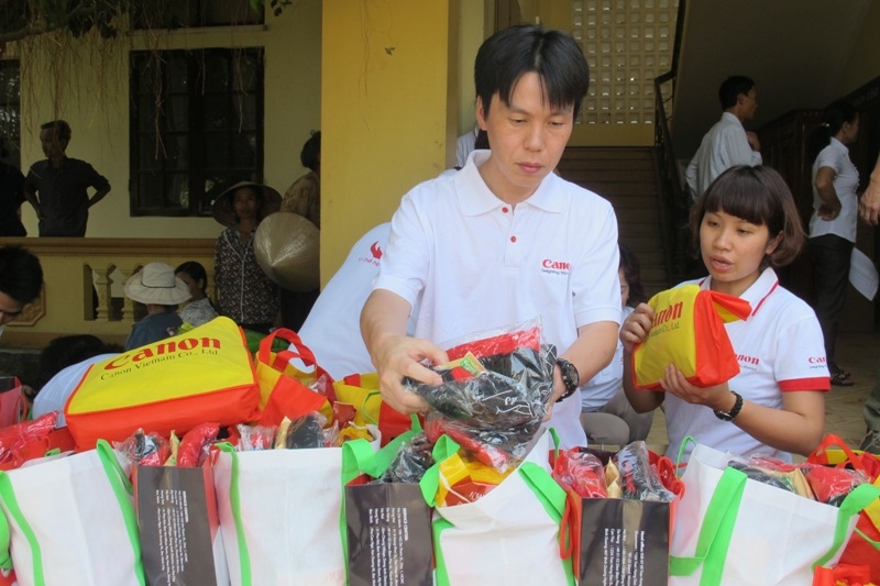 L&atilde;nh đạo Canon tặng qu&agrave; cho người d&acirc;n v&ugrave;ng lũ