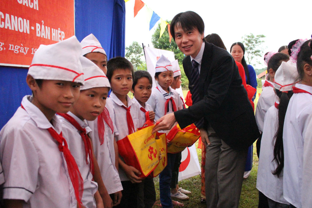 Trao qua cho hoc sinh vung kho khan