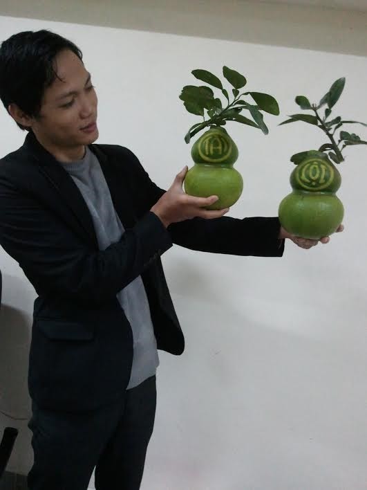 Cùng với các cây hoa, cây quả giá khủng, dưa thỏi vàng có chữ Tài Lộc thư pháp sẽ có giá từ 5 triệu – 5,5 triệu đồng/1 cặp, Bưởi Hồ Lô có giá từ 1,2 triệu – 1,5 triệu/1 cặp. Đến nay, cửa hàng của anh đã bán được hơn 200 cặp Hồ lô tài lộc và dưa hình thỏi vàng cho những khách hàng thích săn quà 