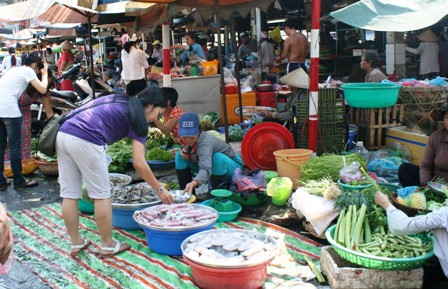 Cho truyen thong dang mai mot