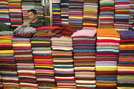 Chợ vải b&aacute;n tr&agrave;n lan h&agrave;ng Tau