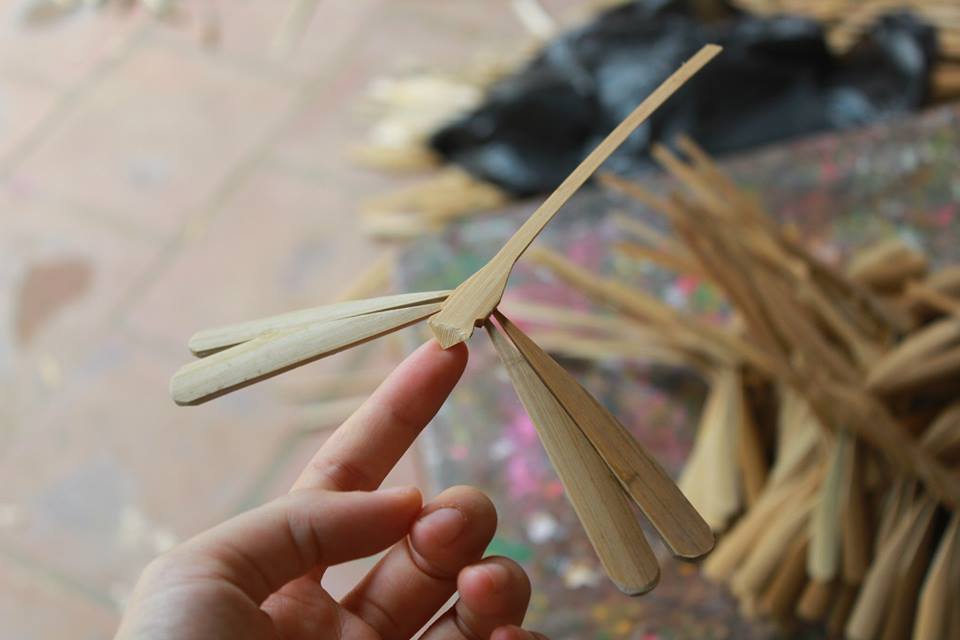 Một người mỗi ngày có thể làm được 20 - 30 con chuồn chuồn, với các công đoạn như gắn cánh, phun sơn.