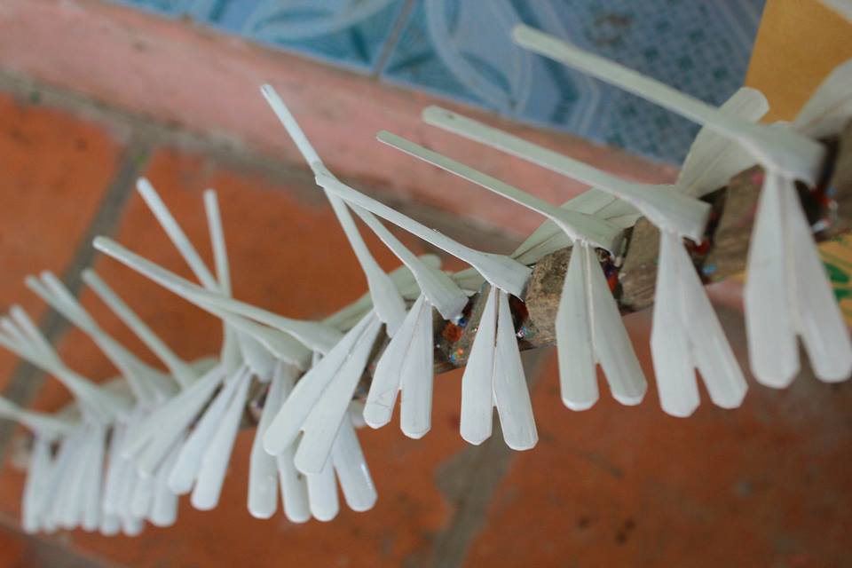 Xóm chùa Tây Phương (xã Thạch Xá, Thạch Thất, Hà Nội) là nơi sản xuất chính sản phẩm thủ công dễ thương này. Với sự khéo léo của những người thợ hàng trăm, hàng nghìn con chuồn chuồn tre muôn màu sắc được ra đời đem lại nguồn thu nhập tương đối lớn cho ngươi dân nơi đây.
