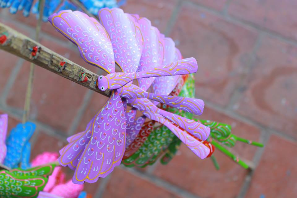 Nguyên liệu chính của Chuồn chuồn tre là nhưng cây tre rừng được người thợ cất công lấy từ các tỉnh Hà Giang, Hòa Bình…Sau khi qua công đoạn xử lý phần bên ngoài, tre được phơi sấy để tránh ẩm mốc. Tiếp đó, tre được chẻ thành từng nan nhỏ, tuỳ theo kích cỡ của chuồn chuồn ra các phần thân, cánh.