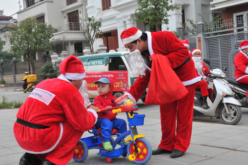 Chuyển qu&agrave; với c&aacute;c &ocirc;ng gi&agrave; Noel bắt đầu đắt kh&aacute;ch