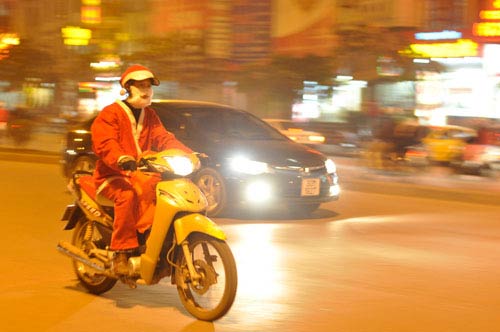 C&agrave;ng gần ng&agrave;y lễ Noel, dịch vụ chuyển qu&agrave; c&agrave;ng đắt đỏ