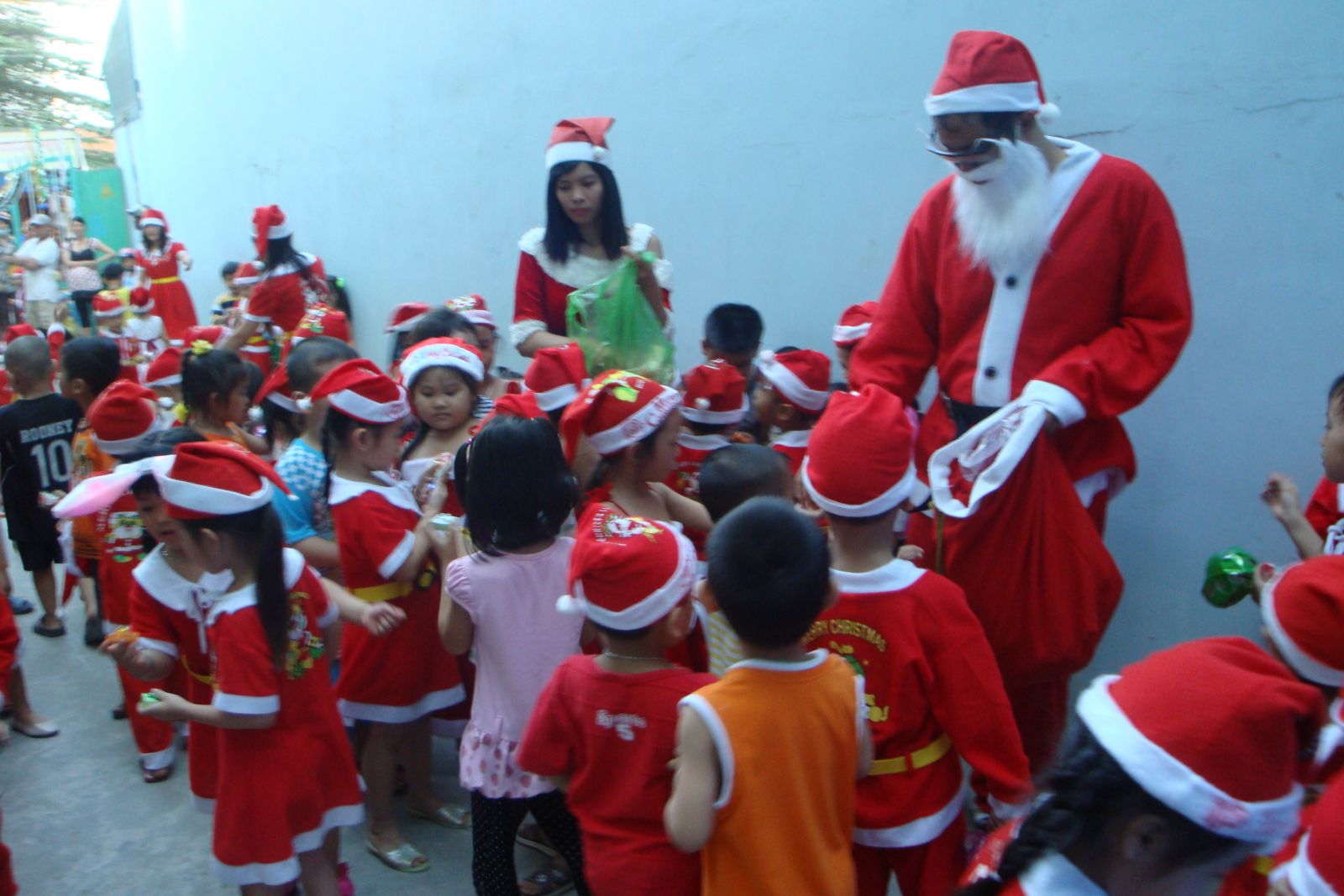 Dich vu ong gia Noel dat khach