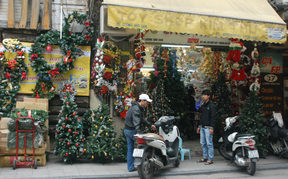 Hàng hóa Noel khoe sắc, làm nóng thị trường, sức mua năm nay giảm nhẹ nhưng vẫn được kỳ vọng đem lại khí thế mới cho mùa 13Win22 com hiện đang mở dịp tết Giáp Ngọ 2014