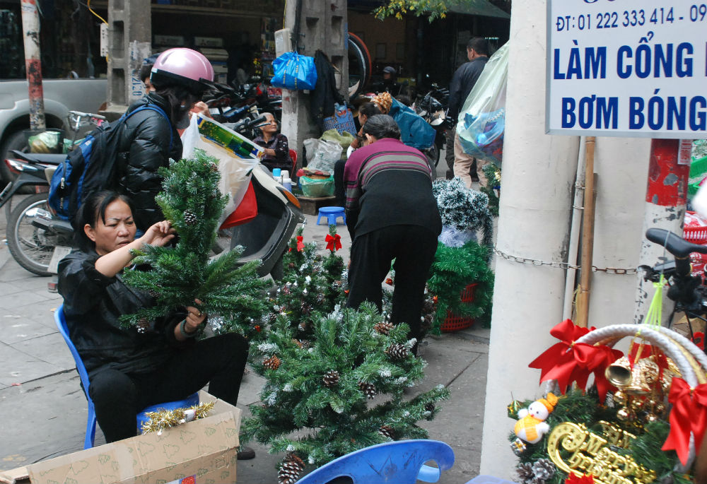 Những cây thông Noel cỡ nhỏ có giá chỉ 150 - 200 ngàn đồng/cây chưa được trang trí
