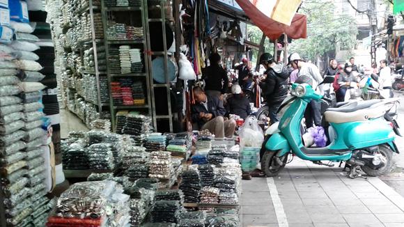 Trong chợ Việt c&oacute; rất nhiều h&agrave;ng Tầu