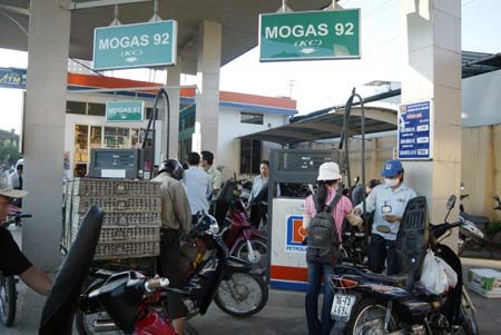 Lỗ l&atilde;i trong kinh doanh xăng dầu
